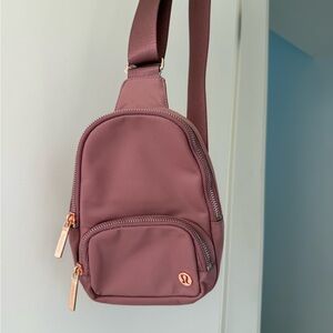 Lululemon Everywhere Sling - small 2L in Rosé